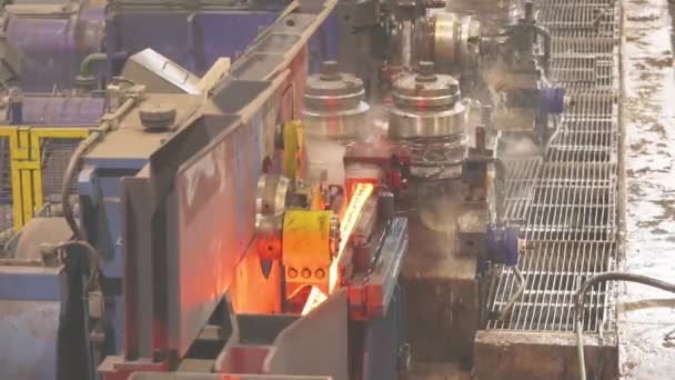 Conveyor line with red hot metal. Modern metallurgical plant. Automated conveyor line — Stock Video