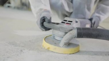 Beton öğütme işlemine yakın çekim. Beton öğütücü. İnşaat alanında beton işleme süreci