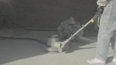 Beton öğütme işlemine yakın çekim. Beton öğütücü. İnşaat alanında beton işleme süreci