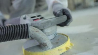 Beton öğütme işlemine yakın çekim. Beton öğütücü. İnşaat alanında beton işleme süreci