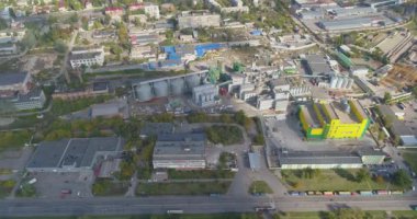 Modern sarı bir fabrika, modern sarı dış görünüşlü bir fabrika. Sarı bitki