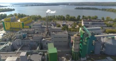 Modern bir fabrikanın üzerinde bir uçuş. Nehir manzaralı fabrika. Nehir havası manzaralı büyük modern bir fabrika..