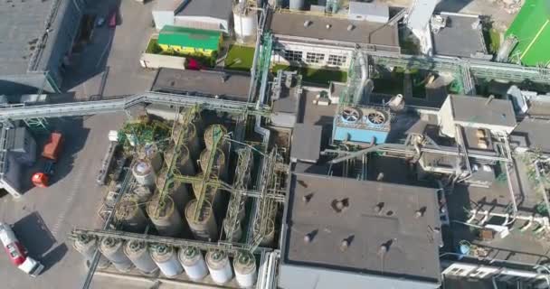 Industriegebied met moderne fabrieken bovenaanzicht. Vlucht over het industriegebied. Plant bovenaanzicht. Gele plant — Stockvideo