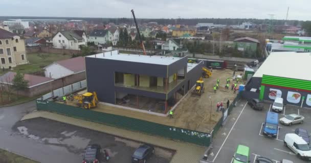 Edificio vista aérea de construcción. Sitio de construcción, maquinaria en un sitio de construcción, la gente trabaja en un sitio de construcción. — Vídeos de Stock