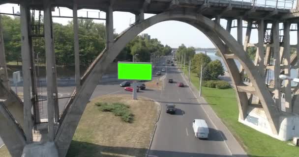 Billboard com canal alfa perto da estrada. Um cartaz com uma tela verde perto da estrada. Um cartaz grande. Bioboard com tela verde — Vídeo de Stock