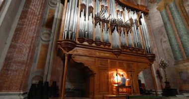 Bir adam kilise orgu çalıyor, güzel bir İtalyan kilisesinde bir org.