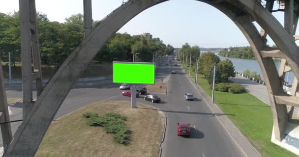 Na billboardzie z zielonym ekranem w pobliżu drogi. Duży billboard. Biobój z zielonym ekranem. Billboard z kanałem alfa w pobliżu drogi. — Wideo stockowe