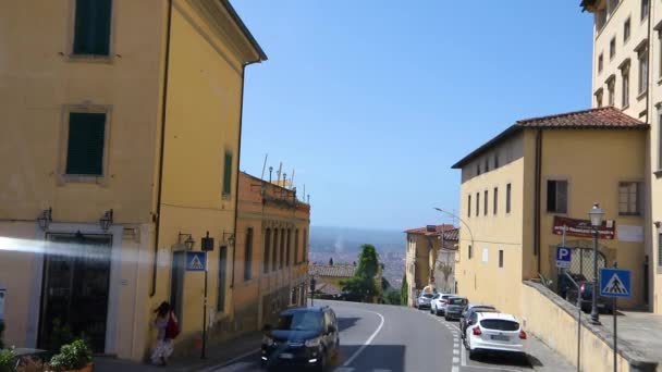 Ulice Florencji, samochody przejeżdżają ulicami Florencji. Cattedrale di Santa Maria del Fiore w tle — Wideo stockowe