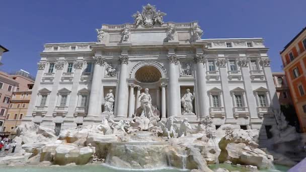 Palazzo Poli i Fontanna di Trevi Rzym, Włochy. Popularne miejsce turystyczne w Rzymie — Wideo stockowe