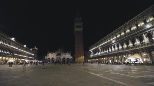 Noční rámec náměstí San Marco, Itálie, Benátky. Panorama San Marco Square. Turisté procházky kolem San Marco v noci — Stock video