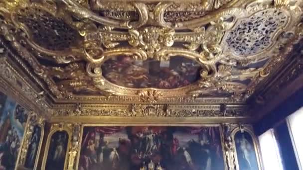 Frescoes on the walls of Italian houses, stucco molding on the ceilings of the Italian palace — Stock Footage Frescoes on the walls of Italian houses, stucco molding on the ceilings of the Italian palace Video Clip