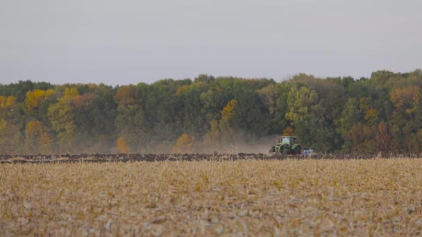 Zielony traktor zaorał pole. Ciągnik w terenie. Nowoczesny traktor orał pole. — Wideo stockowe