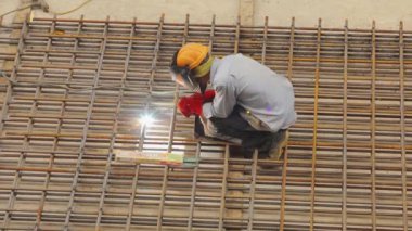 Kaynak metal yapımı. Bir kaynakçı metal bir yapıyı kaynak yapar. Yapı kaynakçısı