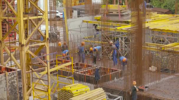 The process of building a house of time laps. People on a construction site time laps. Work on the construction site — Stock Video