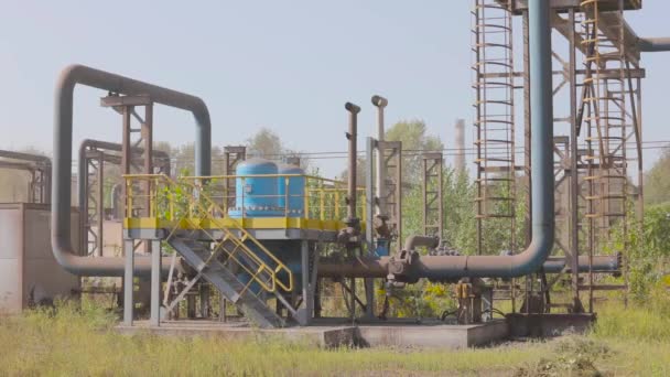 Tuyaux de grand diamètre dans une usine. Dans une usine industrielle. Grands tuyaux métalliques dans l'usine — Video