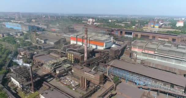 Vue aérienne d'une grande usine métallurgique. Survol d'une grande usine métallurgique. Fumée de la plante vue du dessus — Video
