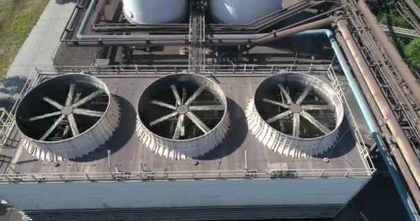 Вентиляторы охлаждения с высоты птичьего полета. Система охлаждения на заводе с воздуха. Большой промышленный вентилятор — стоковое видео