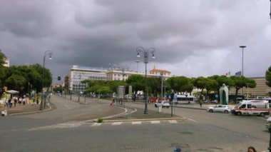 Roma sokakları, Roma sokaklarında sıradan bir hayat. Arabalar Roma 'da caddeden aşağı iniyor. Roma binalarının dışı