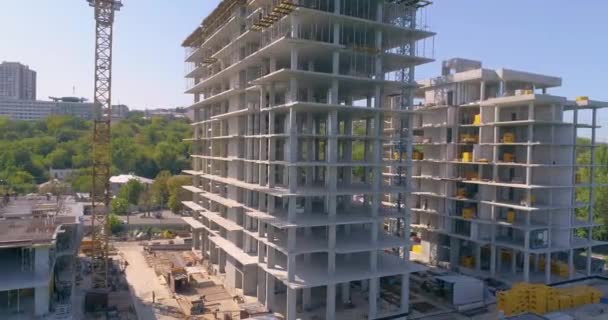 Bouw van appartementen. Bouwproces van een woongebouw vanuit de lucht. Bouw van een woongebouw. — Stockvideo