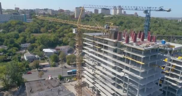 Bouw van een woongebouw met meerdere verdiepingen vanuit de lucht. Span in de buurt van de bouwplaats van een appartementencomplex. Bouw van een wooncomplex. — Stockvideo