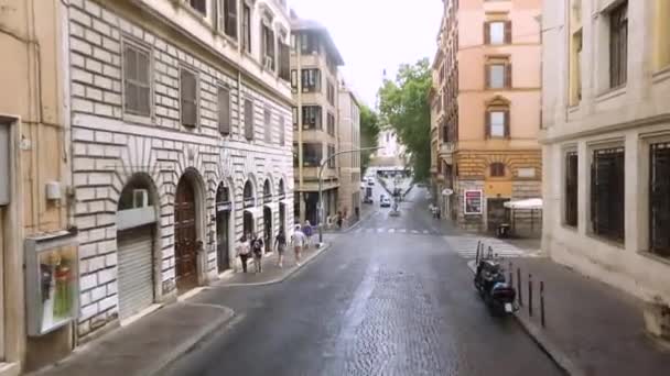 Eine Autofahrt durch die Straßen Roms. Blick aus dem Fenster eines Autos auf die Straßen Roms. Menschen gehen in Rom durch die Straßen. Alte Straßen von Rom. — Stockvideo