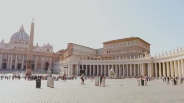 St. Peters Meydanı panoraması. St. Peters Meydanı 'nda birçok insan meydanda yürür. İtalya, Roma,