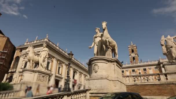 Roma İtalya 'daki senatörlerin sarayının önündeki antika figürler. Tiber ve Nil figürleri. — Stok video