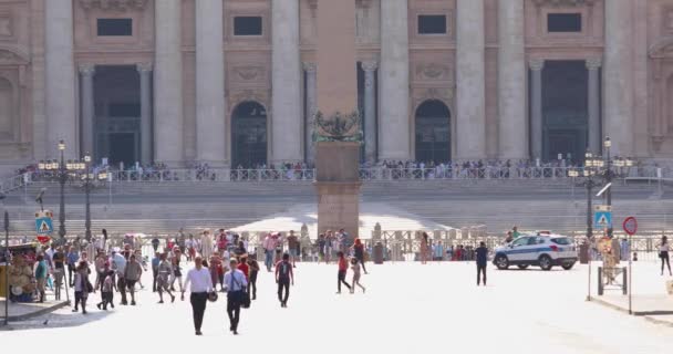 Via della Conciliazione davanti alla Basilica di San Pietro in Vaticano. Basilica Cattedrale nel centro di Roma. — Video Stock