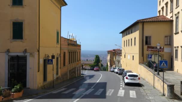Estreito italiano. Ruas de Florença, carros nas ruas de Florença. Cattedrale di Santa Maria del Fiore em segundo plano — Vídeo de Stock