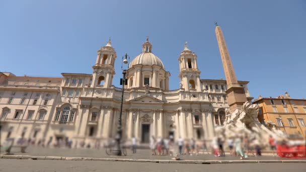 Fuente de los Cuatro Ríos en Piazza Navona en Roma Italia — Vídeo de stock