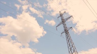 Aktarım kuleleri zaman atlaması, arka planda bulutlar. Aktarım kuleleri arka planda güzel bulutlar.