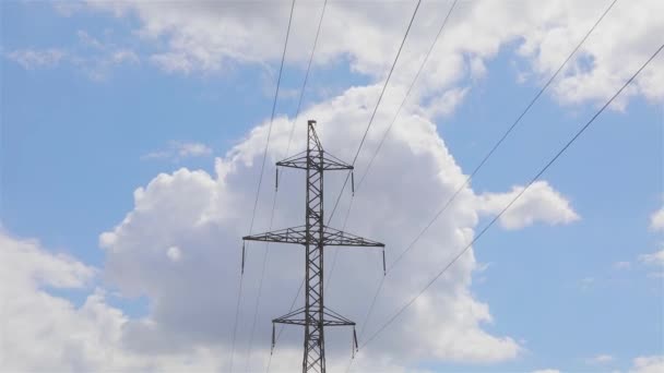 Las torres de transmisión hermosas nubes en el fondo. Las torres de transmisión pasan el tiempo, las nubes en el fondo — Vídeo de stock