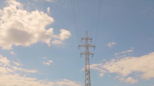 Eltransportledning. Elektricitet pyloner tid förfaller, moln i bakgrunden. Högspänningstornet. Vackra moln på bakgrunden av El pylons tid förfaller — Stockvideo