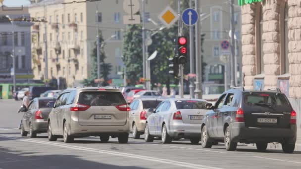Auto 's staan op het kruispunt en wachten op het groene licht van het verkeerslicht. Drukke kruising — Stockvideo