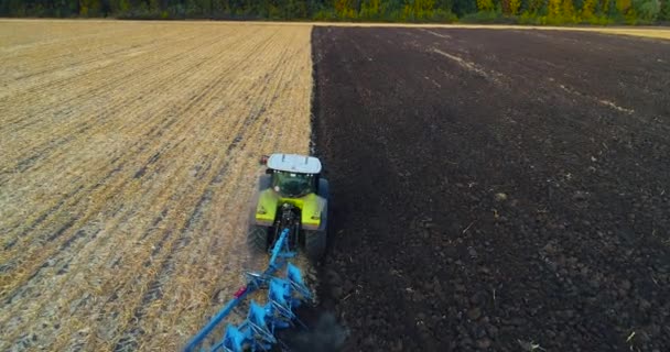 Tractor arada la vista superior del campo. El tractor trabaja en el campo. Vista desde el dron. Tractor moderno arada el campo — Vídeos de Stock