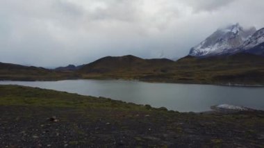 Patagonya 'da Cerro Paine Grande dağının yanında. Cerro Payne Grande Dağı ve Torres del Paine manzarası