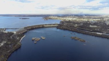 Zaporizhia 'daki hidroelektrik santrali. Nehir hava manzarasında büyük bir hidroelektrik santrali var..