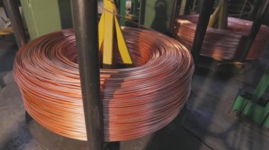 Modern kablo üretimi, kablo fabrikası. Modern bir fabrikada bakır kablo üretim süreci
