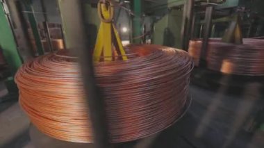 Bakır kablo imalatı. Bakır kablo, bir bobin bakır kablo.