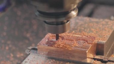 Metal parçalarından oluşan CNC mekanizması. Cnc makinesinin parçaları öğütülüyor. Metal parçalarının değirmeni.