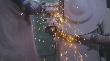 Değirmen çarkında metal bir parça işleniyor. Parlak kıvılcımlar metal bir parçayı makinelemekten geliyor. # Öğütücü tekerlekteki bir parçanın kıvılcımları #