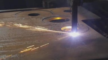 Gaz kesme işi. Fabrikada gaz kesme. CNC makinesinde metal kurusıkı kesmek