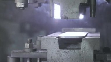 Makinenin metal bir parçasını damgalamak. Makinenin bir parçasını bükmek