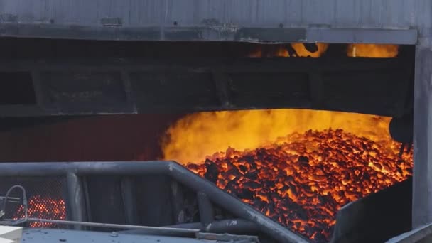 Горячий коксовый уголь покидает печь. Процесс коксования угля, процесс производства коксового угля — стоковое видео