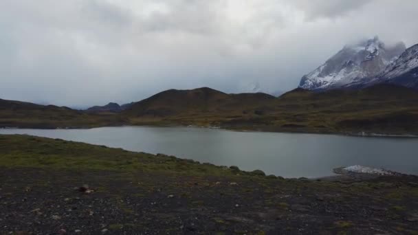Trekking in patagonia next to the Cerro Paine Grande mountain. View of Mount Cerro Payne Grande and Torres del Paine — Stock Video