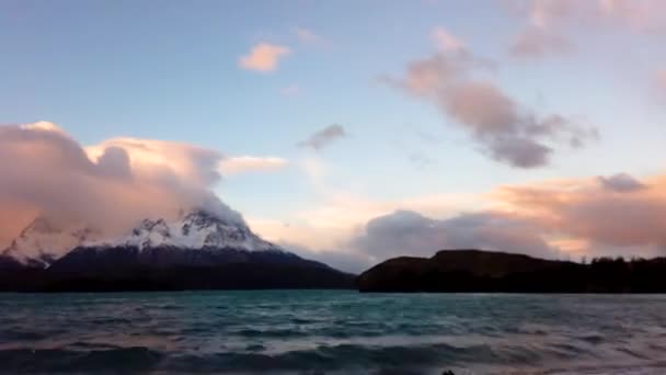 Hory patagonie se při západu slunce propadají. Mount Cerro Payne Grande a Torres del Paine při západu slunce, krásné mraky nad horami — Stock video