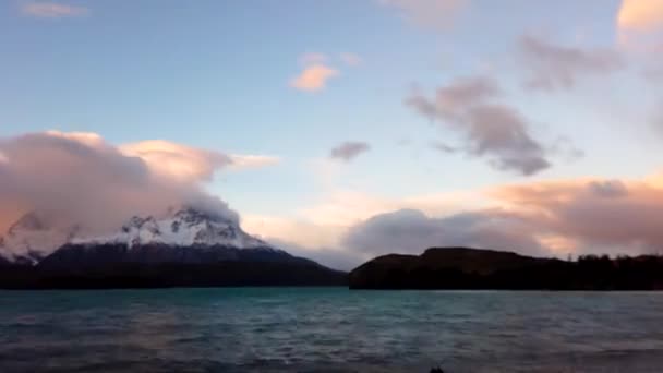 Montañas de patagonia al atardecer. Monte Cerro Payne Grande y Torres del Paine al atardecer, hermosas nubes sobre las montañas — Vídeos de Stock