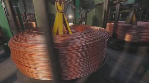 銅ケーブル製造クローズアップ。銅ケーブル、銅ケーブルのコイル. — ストック動画