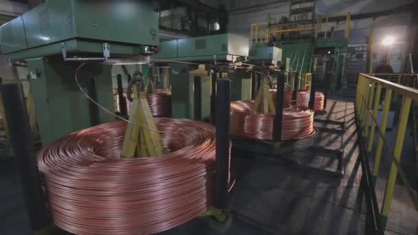 Primer plano. Producción de cables y máquinas en fábrica. Fábrica de cables modernos. Producción de cable — Vídeos de Stock