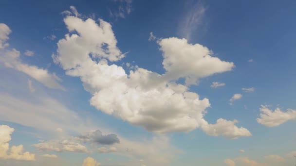 Timelapse de nubes en el cielo despejado. Hermosas nubes en el cielo. Cielo azul con nubes blancas lapso de tiempo — Vídeo de stock